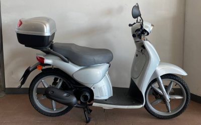 Aprilia Scarabeo 4T del 2006 usato con 23.633 km, sella lunga e bauletto in tinta, scooter disponibile a Senigallia