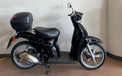 Aprilia Scarabeo 50 2T del 2010 usato con 22.116 km, uniproprietario con baule posteriore, disponibile a Senigallia