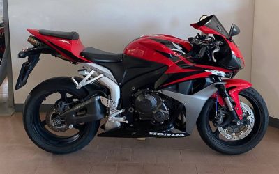 Honda CBR 600 RR usata anno 2007 con 43.745 km, scarico GPR, cupolino fumé, tubi freno aeronautici e mai utilizzata in pista in vendita a Senigallia.