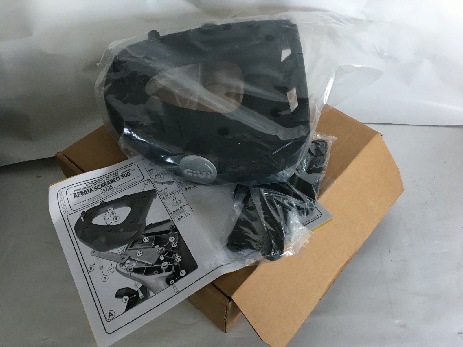 Attacco Baule Givi E317M con Piastra Monolock per Scarabeo 250-400-500 Aprilia