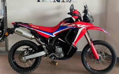 Honda CRF300 Rally del 2021, uniproprietario, con 43.953 km, sospensioni K-Tech e scarico Arrow omologato, disponibile da Motomarche a Senigallia.
